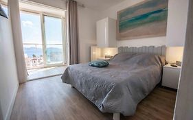 Très beau T2 climatisé refait à neuf, vue mer panoramique exceptionnelle à 120m à pied de la plage